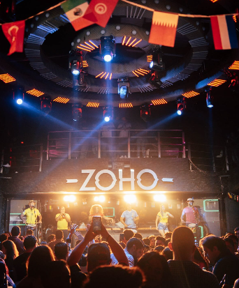 Escenario de Zoho con el anillo de luces y banderas